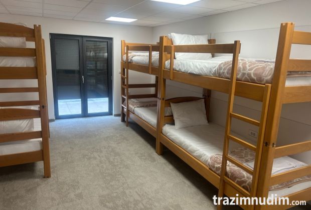 Izdajem sobe u Borči - hostelski tip smeštaja